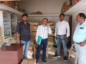  कृषि केंद्र में मिला बीज का अवैध भंडारण
