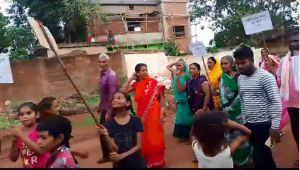 शराब कोचियों ने शराब न बेचने का किया वादा , निगरानी के निर्णय के साथ आंदोलन स्थगित शराब कोचियों ने शराब न बेचने का किया वादा , निगरानी के निर्णय के साथ आंदोलन स्थगित