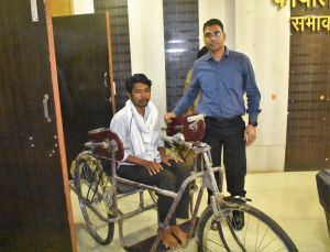 कलेक्टर ने जनदर्शन में दिव्यांग रोहित को प्रदान किया ट्रायसायकल कलेक्टर ने जनदर्शन में दिव्यांग रोहित को प्रदान किया ट्रायसायकल