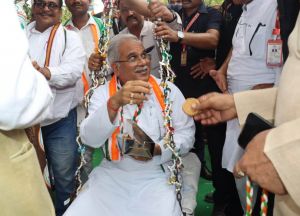 मुख्यमंत्री का हसौद के प्रसिद्ध पेड़े से तौलकर किया गया स्वागत मुख्यमंत्री का हसौद के प्रसिद्ध पेड़े से तौलकर किया गया स्वागत