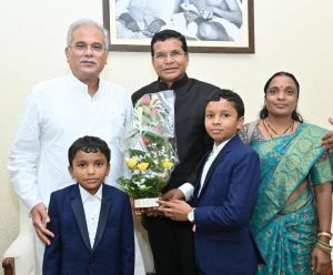 मुख्यमंत्री से नवनियुक्त मंत्री मोहन मरकाम ने सपरिवार की सौजन्य मुलाकात मुख्यमंत्री से नवनियुक्त मंत्री मोहन मरकाम ने सपरिवार की सौजन्य मुलाकात