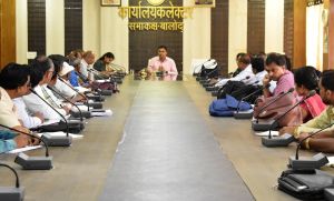 कलेक्टर ने ली स्वामी आत्मानंद विद्यालयों के प्राचार्यों की बैठक कलेक्टर ने ली स्वामी आत्मानंद विद्यालयों के प्राचार्यों की बैठक