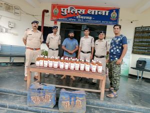 एमपी की 13 पेटी शराब के साथ दो आरोपी गिरफ्तार एमपी की 13 पेटी शराब के साथ दो आरोपी गिरफ्तार