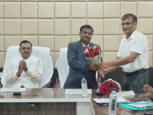 संभागायुक्त श्री कावरे ने दाऊ श्री वासुदेव चंद्राकर कामधेनु विश्वविद्यालय में कुलपति का पदभार ग्रहण किया संभागायुक्त श्री कावरे ने दाऊ श्री वासुदेव चंद्राकर कामधेनु विश्वविद्यालय में कुलपति का पदभार ग्रहण किया