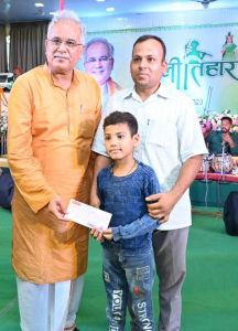 *मुख्यमंत्री ने थैलेसिमिया पीड़ित मयंक गोस्वामी को इलाज के लिए दिए 20 लाख रूपए *मुख्यमंत्री ने थैलेसिमिया पीड़ित मयंक गोस्वामी को इलाज के लिए दिए 20 लाख रूपए