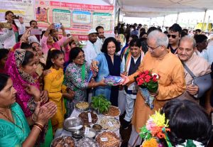 मुख्यमंत्री ने नवागांव में विभिन्न विभागीय स्टॉलों का किया निरीक्षण मुख्यमंत्री ने नवागांव में विभिन्न विभागीय स्टॉलों का किया निरीक्षण