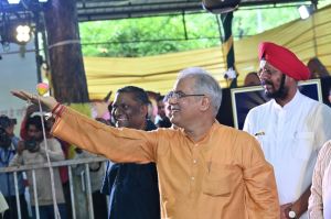 मुख्यमंत्री ने जब हथेली में भौंरा चलाकर दिखाया मुख्यमंत्री ने जब हथेली में भौंरा चलाकर दिखाया