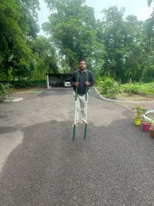 सम्भाग आयुक्त कावरे ने हरेली तिहार में वृक्षारोपण कर गेड़ी का आनंद लिया सम्भाग आयुक्त कावरे ने हरेली तिहार में वृक्षारोपण कर गेड़ी का आनंद लिया