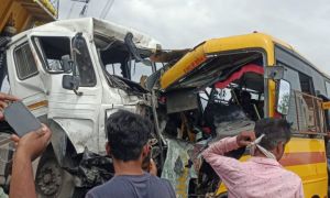 स्कूल बस और ट्रेलर में जबरदस्त भिड़ंत, कई स्कूली बच्चे घायल स्कूल बस और ट्रेलर में जबरदस्त भिड़ंत, कई स्कूली बच्चे घायल