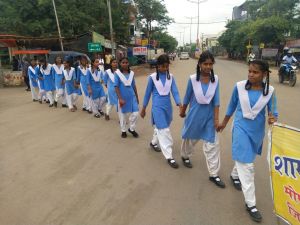 मानव श्रृंखला बनाकर स्कूली बच्चों ने दिया मतदाता जागरूकता का संदेश मानव श्रृंखला बनाकर स्कूली बच्चों ने दिया मतदाता जागरूकता का संदेश