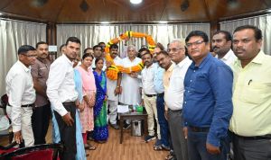 मुख्यमंत्री का छत्तीसगढ़ संयुक्त शिक्षक संघ ने गजमाला पहनाकर जताया आभार मुख्यमंत्री का छत्तीसगढ़ संयुक्त शिक्षक संघ ने गजमाला पहनाकर जताया आभार