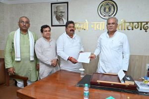 मुख्यमंत्री भूपेश बघेल से मिले महापौर नीरज पाल, विकास कार्यों को लेकर हुई चर्चा मुख्यमंत्री भूपेश बघेल से मिले महापौर नीरज पाल, विकास कार्यों को लेकर हुई चर्चा