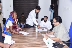 जनदर्शन में एडीएम ने सुनी लोगों की समस्याएं जनदर्शन में एडीएम ने सुनी लोगों की समस्याएं