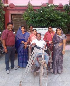 राजेन्द्र को मिली ट्रायसायकल और बैसाखी राजेन्द्र को मिली ट्रायसायकल और बैसाखी