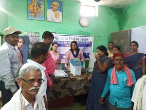 गुण्डरदेही और डौण्डी में किया गया ई.व्ही.एम. एवं वीवीपैट का प्रदर्शन गुण्डरदेही और डौण्डी में किया गया ई.व्ही.एम. एवं वीवीपैट का प्रदर्शन