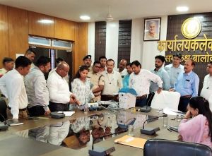 रिटर्निंग अधिकारियों ने ली सेक्टर अधिकारियो की बैठक रिटर्निंग अधिकारियों ने ली सेक्टर अधिकारियो की बैठक