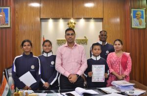 कलेक्टर ने राष्ट्रीय खेल जू जित्सू में पदक प्राप्त करने वाली छात्राओं को दी बधाई कलेक्टर ने राष्ट्रीय खेल जू जित्सू में पदक प्राप्त करने वाली छात्राओं को दी बधाई