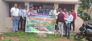 पूर्व सैनिकों द्वारा स्कूल परिसर में वृक्षारोपण पूर्व सैनिकों द्वारा स्कूल परिसर में वृक्षारोपण