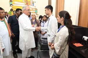 मुख्यमंत्री ने कोरबा जिले को दी ई-पुस्तकालय की सौगात मुख्यमंत्री ने कोरबा जिले को दी ई-पुस्तकालय की सौगात