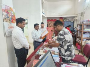 संभागायुक्त श्री कावरे ने सुबह 10 बजे डोंगरगढ़ के कार्यालयों में दी दबिश संभागायुक्त श्री कावरे ने सुबह 10 बजे डोंगरगढ़ के कार्यालयों में दी दबिश