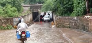 बारिश के पानी का निकासी के लिए जुटी निगम की टीम बारिश के पानी का निकासी के लिए जुटी निगम की टीम