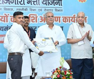 मुख्यमंत्री ने बेरोजगारी भत्ता योजना के लाभार्थियों से की बात मुख्यमंत्री ने बेरोजगारी भत्ता योजना के लाभार्थियों से की बात