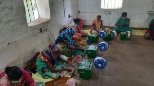 रेशमी धागों से महिलाएं बुन रही हैं जीवन के ताने-बाने रेशमी धागों से महिलाएं बुन रही हैं जीवन के ताने-बाने