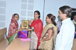 निगम प्रशासन ने 07 कर्मचारियों को दी स-सम्मान विदाई निगम प्रशासन ने 07 कर्मचारियों को दी स-सम्मान विदाई