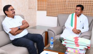 मंत्री मरकाम ने मंत्रालय में अधिकारियों से विभागीय काम-काज की ली जानकारी मंत्री मरकाम ने मंत्रालय में अधिकारियों से विभागीय काम-काज की ली जानकारी