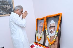 मुख्यमंत्री ने पं. रविशंकर शुक्ल एवं शहीद विद्याचरण शुक्ल की जयंती पर उन्हें किया नमन मुख्यमंत्री ने पं. रविशंकर शुक्ल एवं शहीद विद्याचरण शुक्ल की जयंती पर उन्हें किया नमन