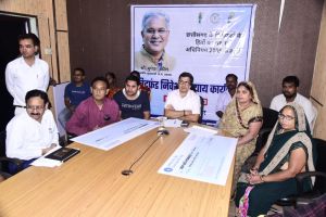 मुख्यमंत्री भूपेश बघेल ने लौटाई चिटफंड के पीड़ित निवेशकों की राशि मुख्यमंत्री भूपेश बघेल ने लौटाई चिटफंड के पीड़ित निवेशकों की राशि