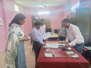 संभागायुक्त श्री कावरे ने तहसील कार्यालय कवर्धा का निरीक्षण किया संभागायुक्त श्री कावरे ने तहसील कार्यालय कवर्धा का निरीक्षण किया