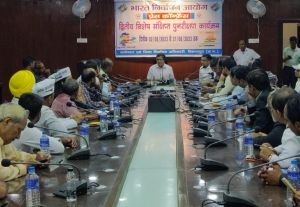 कलेक्टर ने ली राजनैतिक दलों की बैठक कलेक्टर ने ली राजनैतिक दलों की बैठक