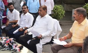 तुंहर सरकार तुंहर द्वार: घर बैठे ही लोगों को मिला 22 लाख स्मार्ट कार्ड आधारित पंजीयन प्रमाण-पत्र तथा ड्राइविंग लायसेंस तुंहर सरकार तुंहर द्वार: घर बैठे ही लोगों को मिला 22 लाख स्मार्ट कार्ड आधारित पंजीयन प्रमाण-पत्र तथा ड्राइविंग लायसेंस