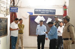 कलेक्टर ने किया विभिन्न शाखाओं का औचक निरीक्षण कलेक्टर ने किया विभिन्न शाखाओं का औचक निरीक्षण