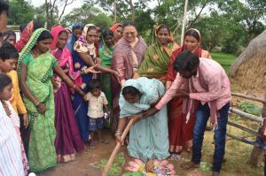 महिला एवं बाल विकास मंत्री ने डौंडी विकासखण्ड के ग्रामों में विकास कार्यो का किया भूमिपूजन महिला एवं बाल विकास मंत्री ने डौंडी विकासखण्ड के ग्रामों में विकास कार्यो का किया भूमिपूजन
