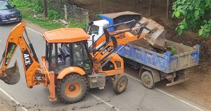 तालपुरी की चहारदीवारी से निगम ने हटाए गोबर के ढेर तालपुरी की चहारदीवारी से निगम ने हटाए गोबर के ढेर