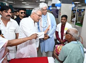 जब मुख्यमंत्री ने मरीजों की आई-साइट में सुधार की ली परीक्षा... जब मुख्यमंत्री ने मरीजों की आई-साइट में सुधार की ली परीक्षा...