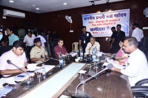 प्रभारी मंत्री बनने के बाद श्री ताम्रध्वज साहू ने ली अफसरों की बैठक प्रभारी मंत्री बनने के बाद श्री ताम्रध्वज साहू ने ली अफसरों की बैठक