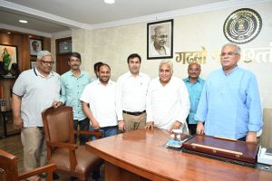 विधायक अरुण वोरा ने की मुख्यमंत्री भूपेश बघेल से सौजन्य मुलाकात विधायक अरुण वोरा ने की मुख्यमंत्री भूपेश बघेल से सौजन्य मुलाकात