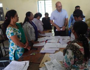 कलेक्टर ने मतदान क्रेन्द्रों में जाकर द्वितीय विशेष संक्षिप्त पुनरीक्षण कार्रवाई का निरीक्षण किया कलेक्टर ने मतदान क्रेन्द्रों में जाकर द्वितीय विशेष संक्षिप्त पुनरीक्षण कार्रवाई का निरीक्षण किया