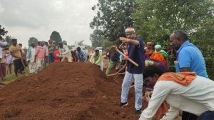 ग्रामीणों ने श्रमदान से दुरूस्त कर दी कच्ची सड़क ग्रामीणों ने श्रमदान से दुरूस्त कर दी कच्ची सड़क