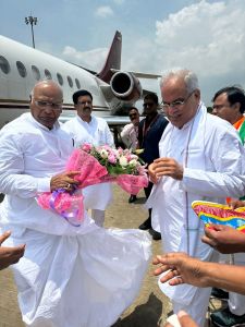 मुख्यमंत्री ने नेता प्रतिपक्ष राज्यसभा खड़गे का रायपुर एयरपोर्ट पहुंचने पर किया आत्मीय स्वागत मुख्यमंत्री ने नेता प्रतिपक्ष राज्यसभा खड़गे का रायपुर एयरपोर्ट पहुंचने पर किया आत्मीय स्वागत