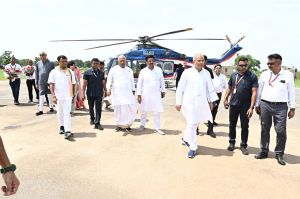 जांजगीर-चांपा हेलीपेड पर मल्लिकार्जुन खड़गे एवं मुख्यमंत्री का आत्मीय स्वागत जांजगीर-चांपा हेलीपेड पर मल्लिकार्जुन खड़गे एवं मुख्यमंत्री का आत्मीय स्वागत