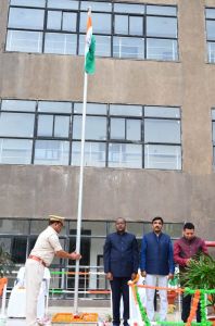 इंद्रावती भवन में सचिव श्री नीलम महादेव एक्का ने ध्वजारोहण किया इंद्रावती भवन में सचिव श्री नीलम महादेव एक्का ने ध्वजारोहण किया