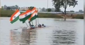 दुर्ग के खेल ग्राम में खिलाड़ियों ने अनोखे तरीके से फहराया तिरंगा दुर्ग के खेल ग्राम में खिलाड़ियों ने अनोखे तरीके से फहराया तिरंगा