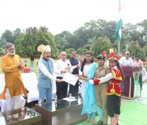 स्वतंत्रता दिवस पर कुलपति डॉ. चंदेल ने तिरंगा फहराया और परेड की सलामी ली स्वतंत्रता दिवस पर कुलपति डॉ. चंदेल ने तिरंगा फहराया और परेड की सलामी ली