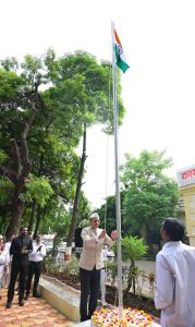 कलेक्टर डॉ. सर्वेश्वर नरेन्द्र भुरे ने कलेक्टोरेट परिसर में किया ध्वजारोहण कलेक्टर डॉ. सर्वेश्वर नरेन्द्र भुरे ने कलेक्टोरेट परिसर में किया ध्वजारोहण