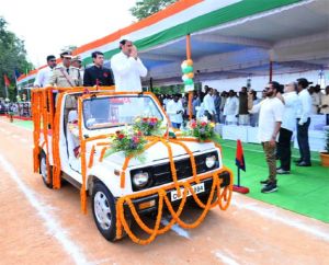 संसदीय सचिव विकास उपाध्याय ने ध्वजारोहण कर परेड की सलामी ली संसदीय सचिव विकास उपाध्याय ने ध्वजारोहण कर परेड की सलामी ली