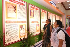 योजनाओं और छत्तीसगढ़ के पुरोधाओं की प्रदर्शनी के माध्यम से मिल रही रोचक जानकारी योजनाओं और छत्तीसगढ़ के पुरोधाओं की प्रदर्शनी के माध्यम से मिल रही रोचक जानकारी